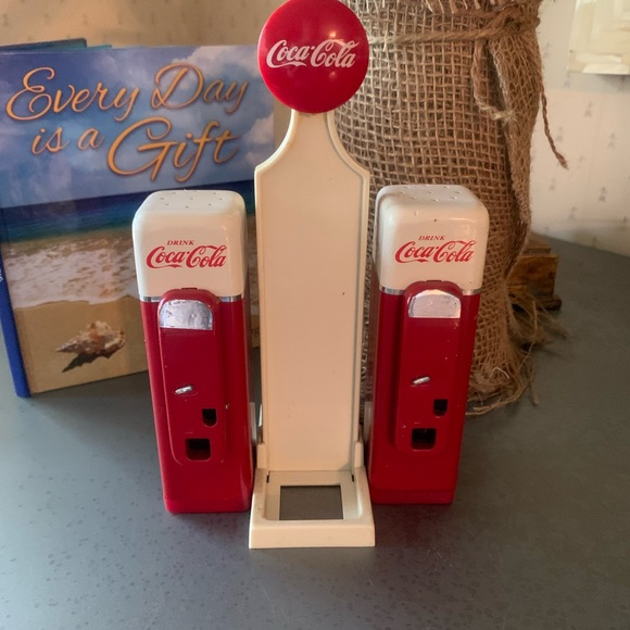 COCA COLA vending machine, gas pump SALT and PEPPER shakers. VINTAGE before 2000 - Picture 5 of 8